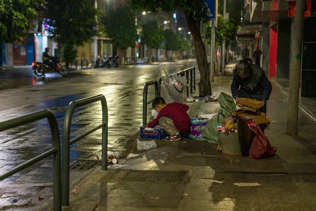 一场猝不及防的新冠肺炎疫情,不敢拾荒失去生活来源 出门佩戴捡来的"