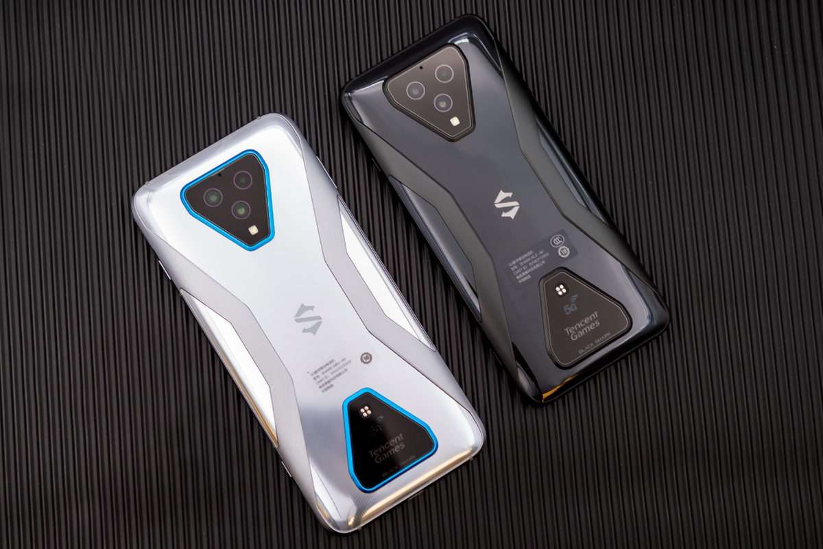 42mm,而腾讯黑鲨游戏手机3 pro则采用了7.1英寸的屏幕,整机尺寸为177.