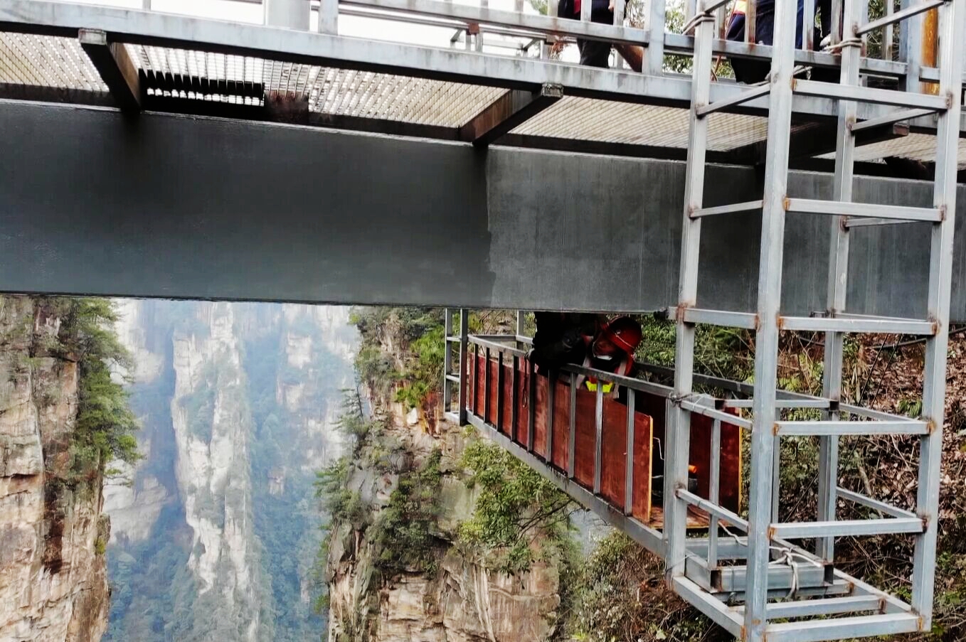 张家界武陵源:与《阿凡达》"悬浮山"比高的"美容师"(组图)