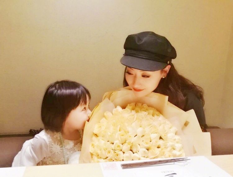 如今两人的女儿也已经4岁了,在白冰的社交平台上,她也经常会晒出一