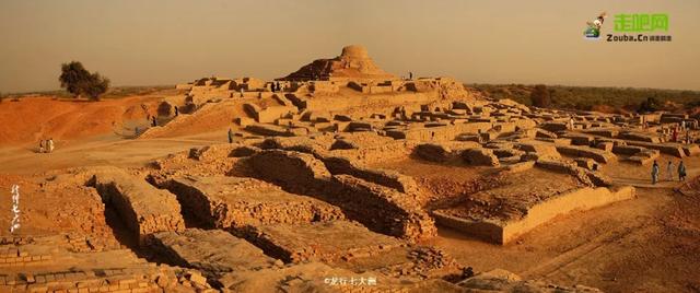 尔文明的伊拉克乌鲁克城,5300年前良渚文化的中国杭州良渚古城遗址