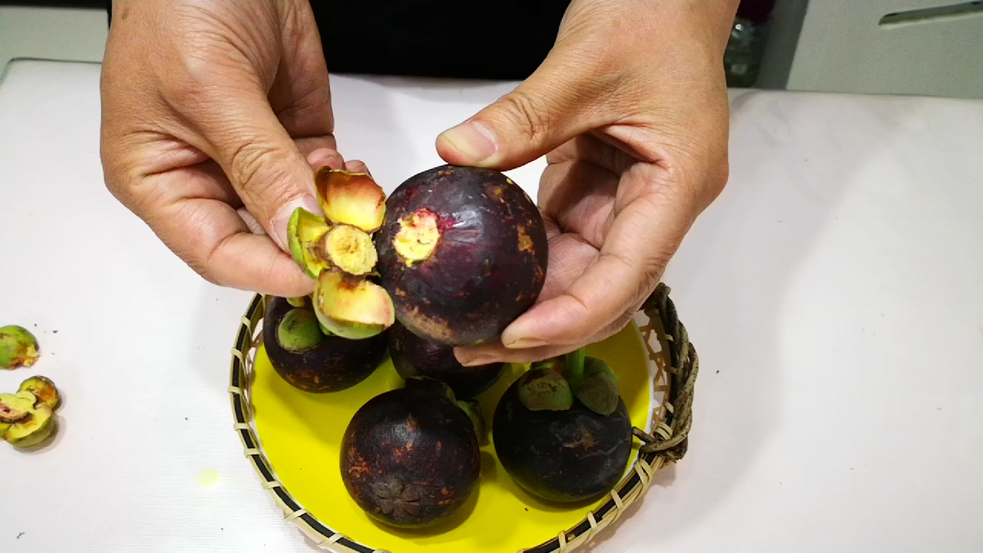 吃了20多年山竹竟不知山竹顶上有个小机关小学生都能轻松打开