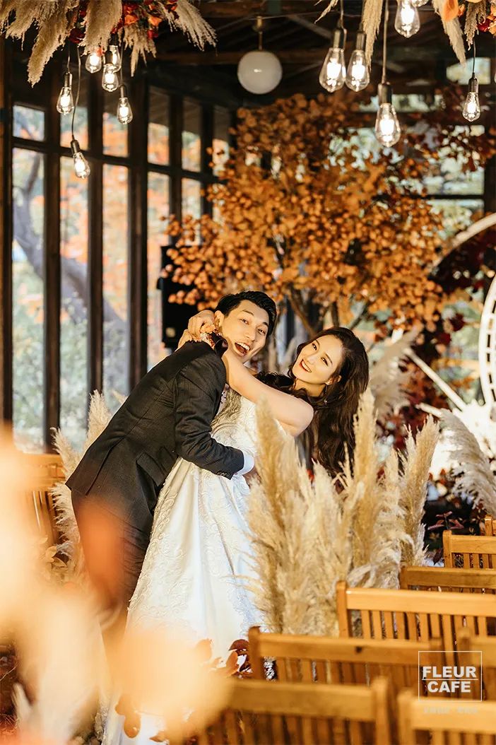 原创一场机械感和复古风搭配的秋色系婚礼