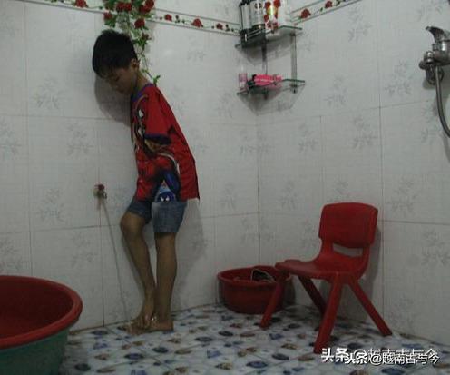 说回她的无臂孩子,他的名字叫进英,现在10岁,已经讲得一口流利的话了