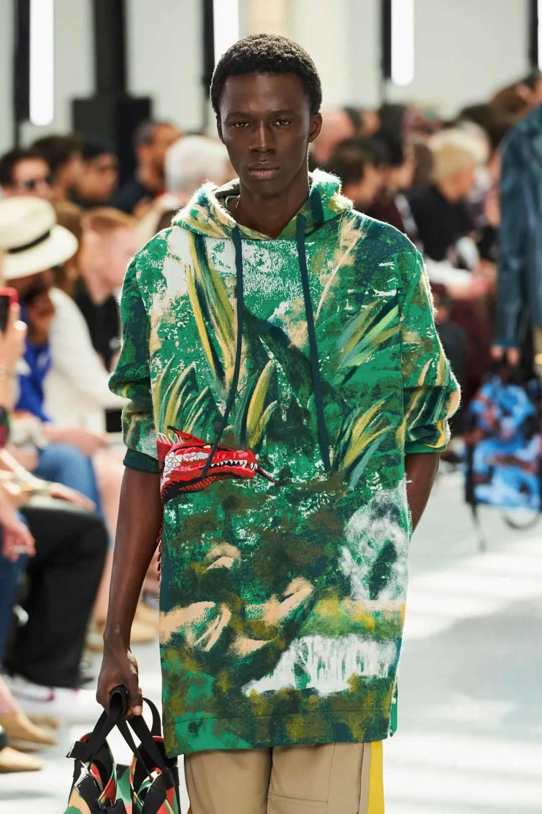 服装干货▏▏2021秋冬街头风图案印花趋势