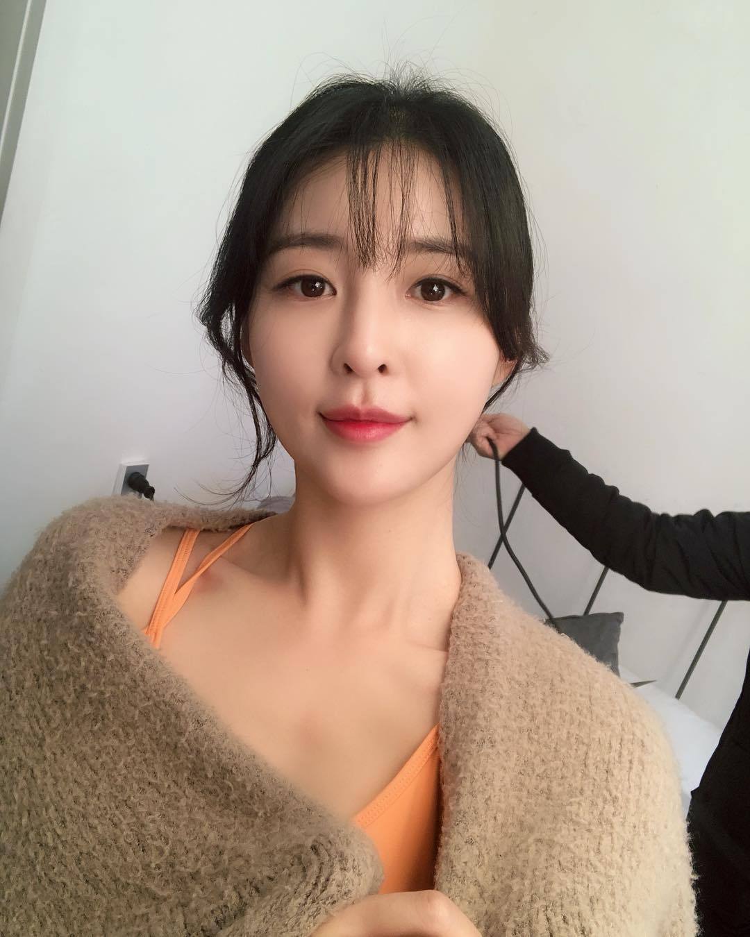 原创韩国女生皮肤细腻身材好每周运动少不了