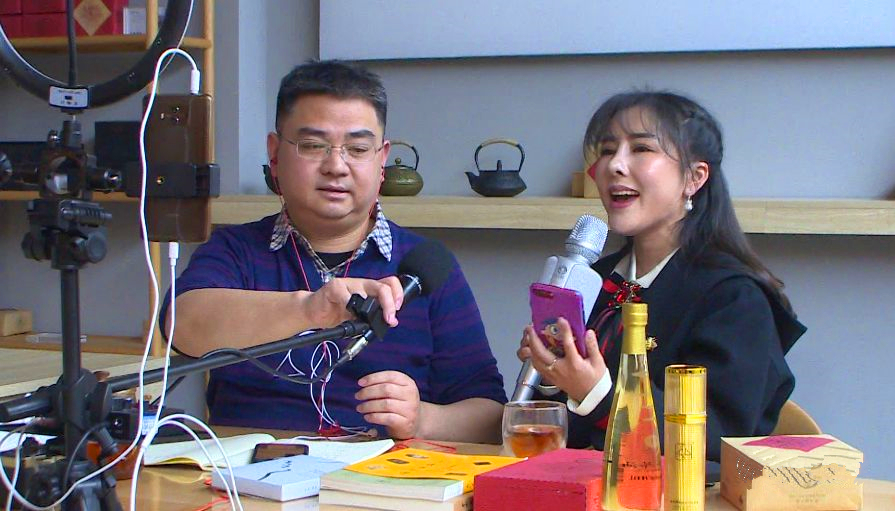 3月3日晚,安化县委常委,副县长陈灿平在抖音app上直播说安化黑茶,直播