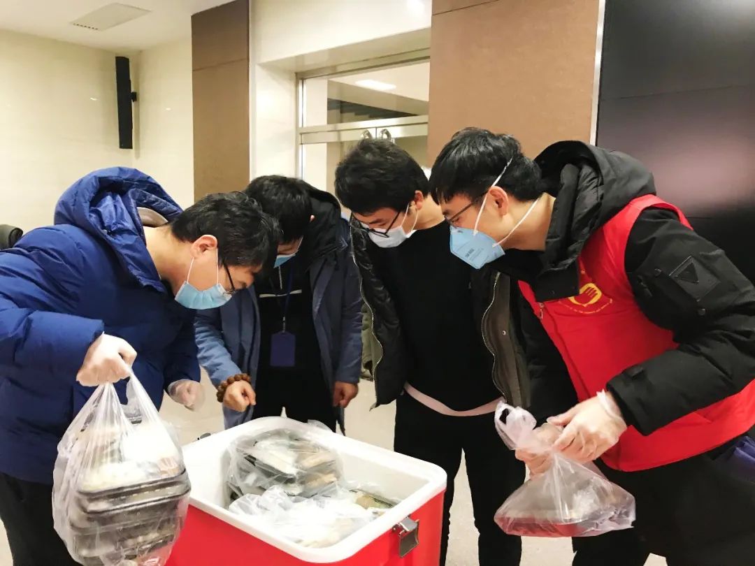 雷锋日践行雷锋精神致敬疫情中的七院志愿者