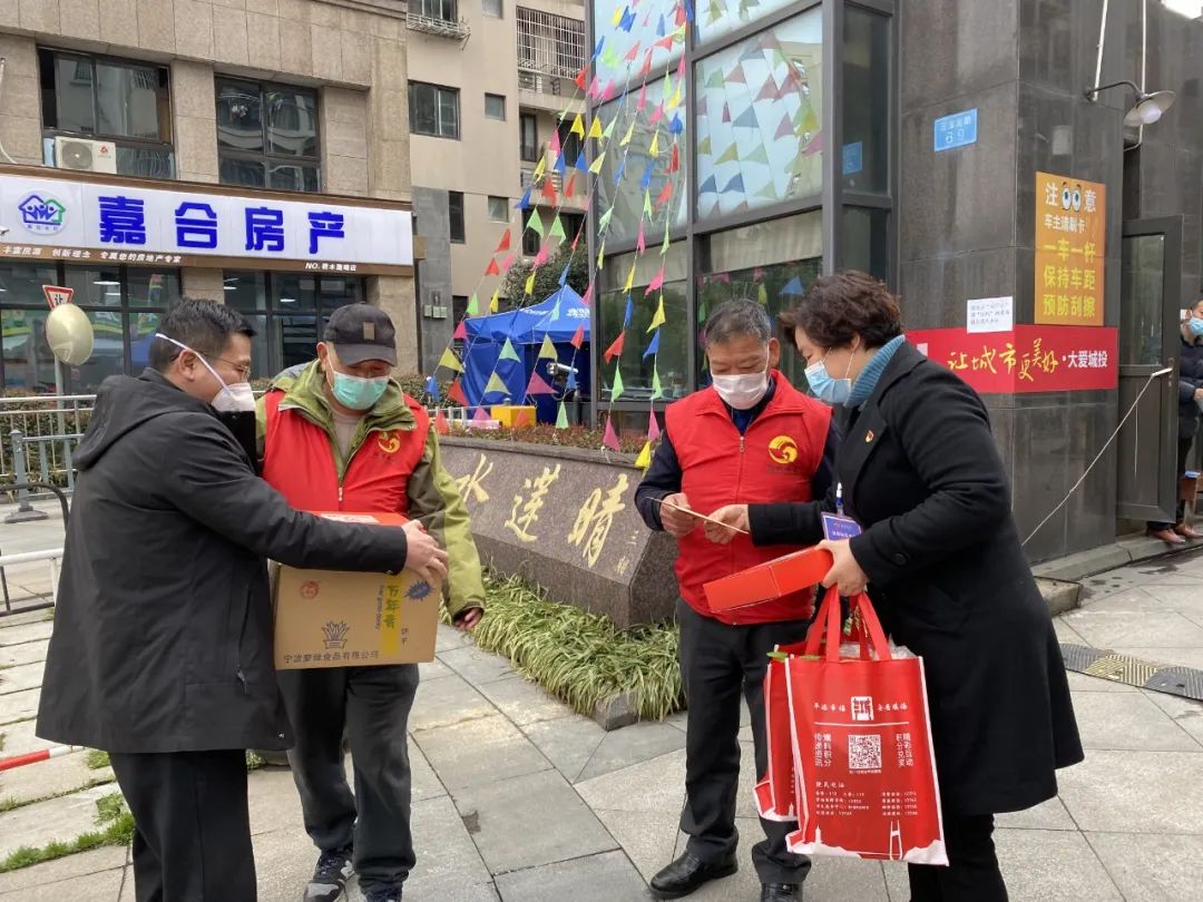 慰问抗疫志愿者骆驼街道联社干部,箭港湖社区书记慰问志愿者3月4日