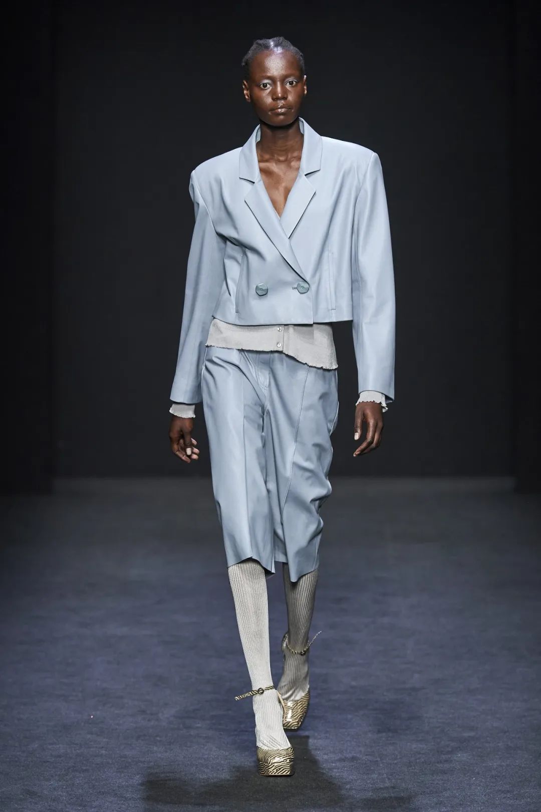 截短式短裙套装截短式的西装外套以修饰腰部位置的形式结合迷你短裙