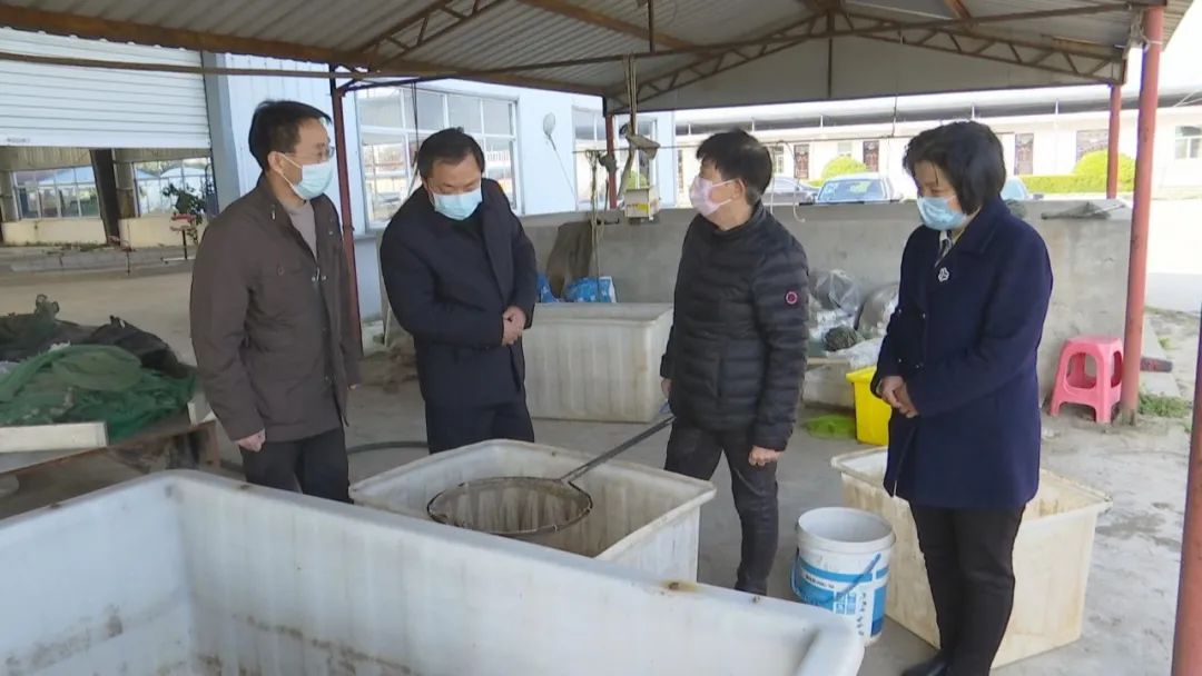 县委副书记崔兴浩看望慰问全国三八红旗手孙棠丽