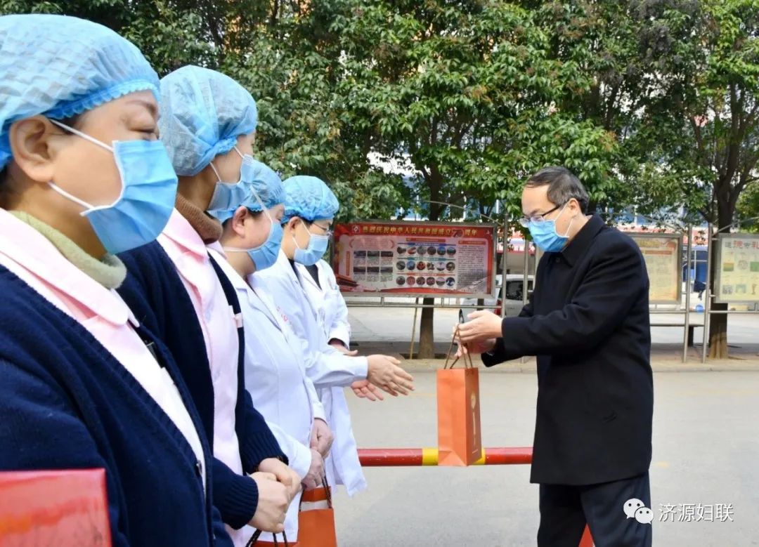 在济源疾控中心,李哲与妇女疾控人员亲切交谈,感谢她们为疫情防控作出