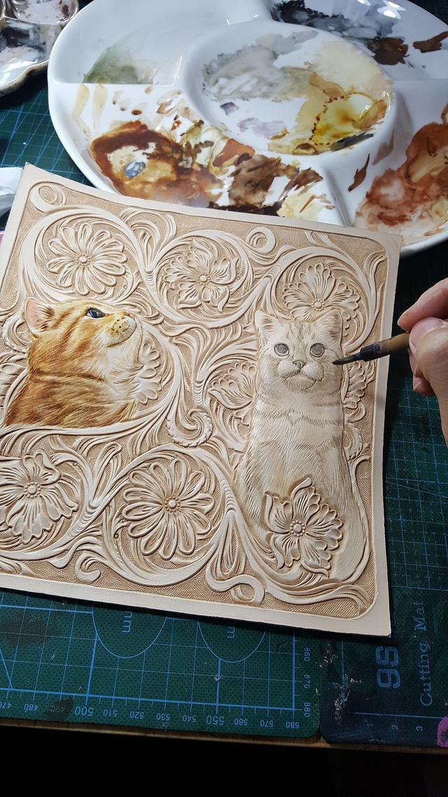 手工皮雕两只猫咪