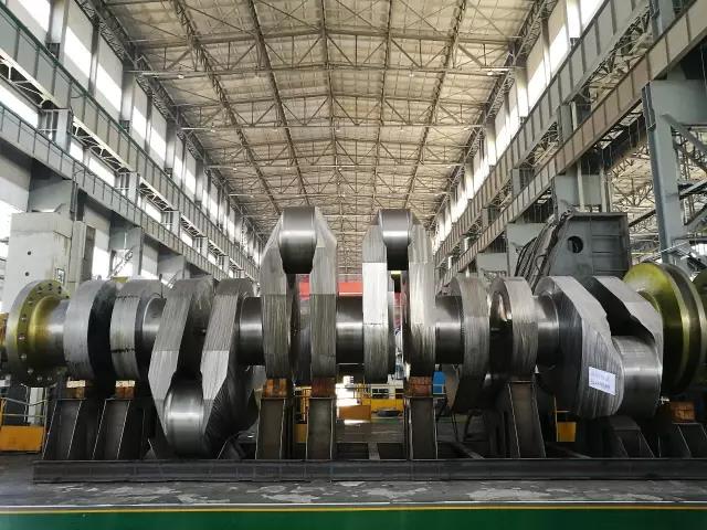 比7层楼还高的特大型曲轴长啥样