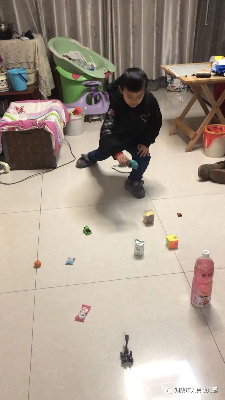 抗击疫情童心童行人幼小三班谢思远特殊寒假的欢乐