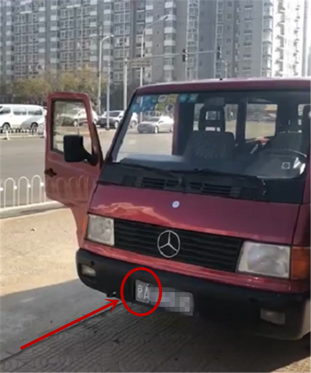 67车龄超20年的奔驰面包车122匹马力5mt车长49米牌成亮点