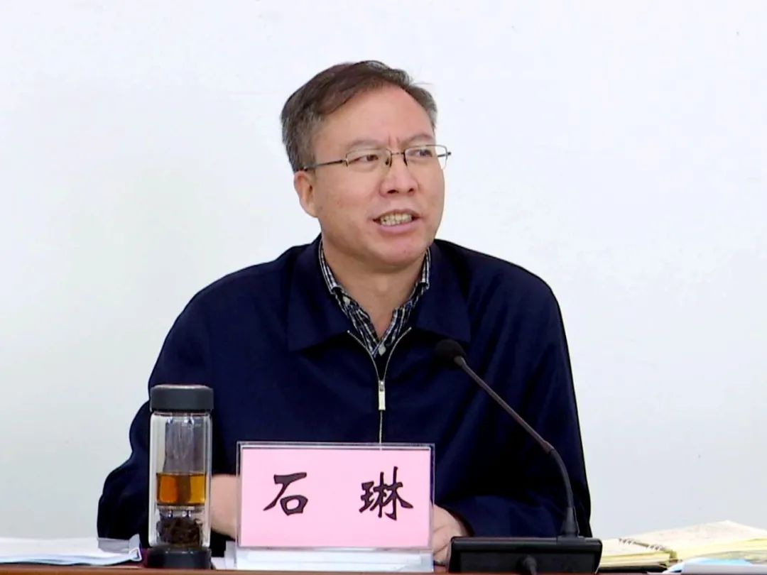 头条石琳主持召开县委理论学习中心组2020年第三次学习暨县四大班子