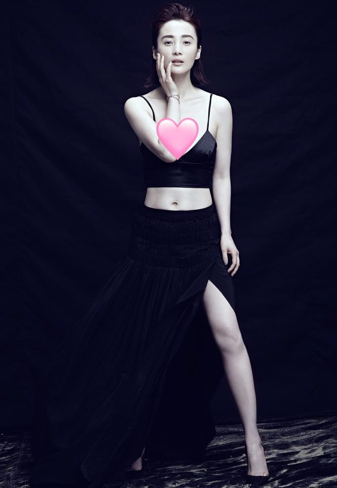 性感起来的蒋勤勤换上一套吊带露脐衣裙装,不管是深v还是裙身高开叉的