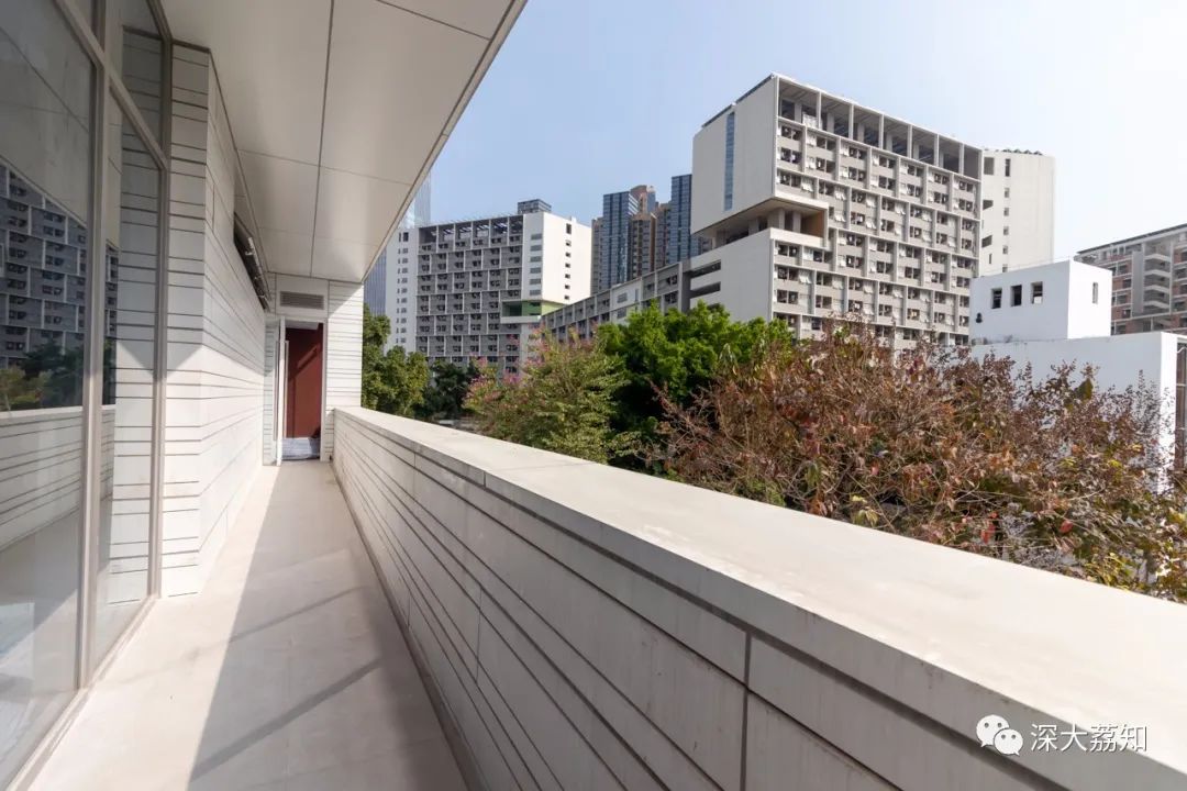 從二樓遠眺匯星樓深圳大學校友廣場啟用後主要用於文化展示,校友交流