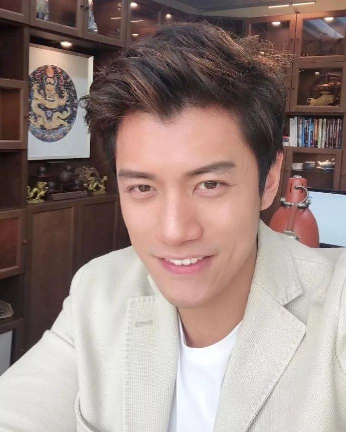 alan chen原名曾伟昌,比陈乔恩小9岁,马来西亚人,曾在澳大利亚求学.