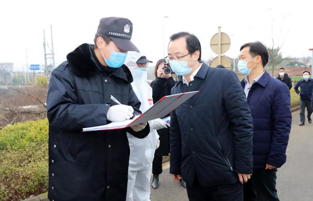陈爱莲陪同新昌县委书记李宁来万丰检查疫情防控工作