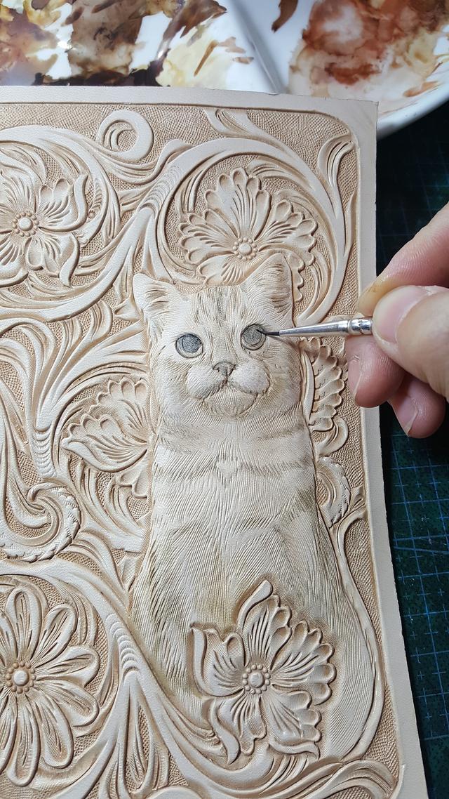 手工皮雕两只猫咪