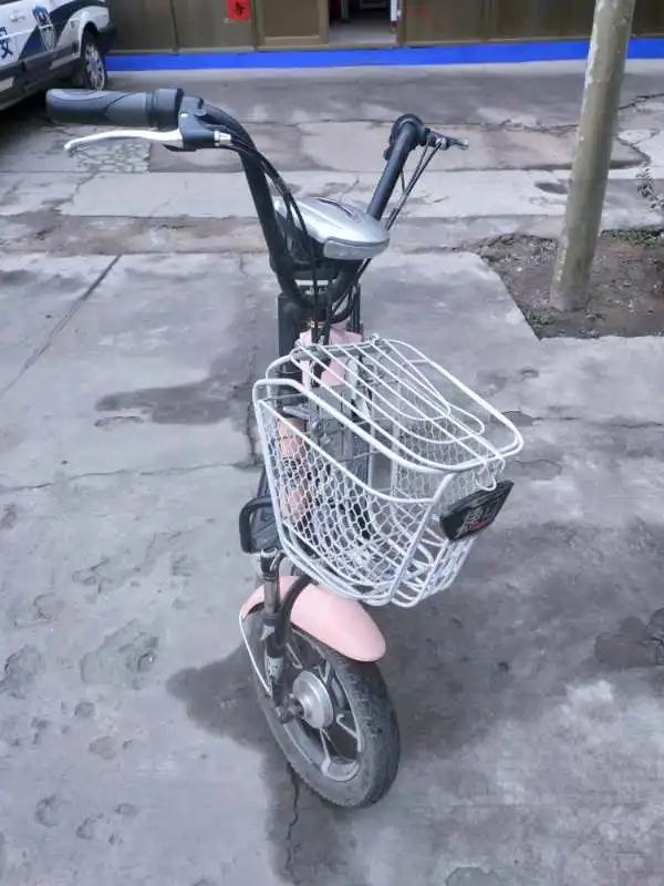 车架号:7794****9777轮毂号:14zw****393t白色雅迪牌电动自行车钢架号