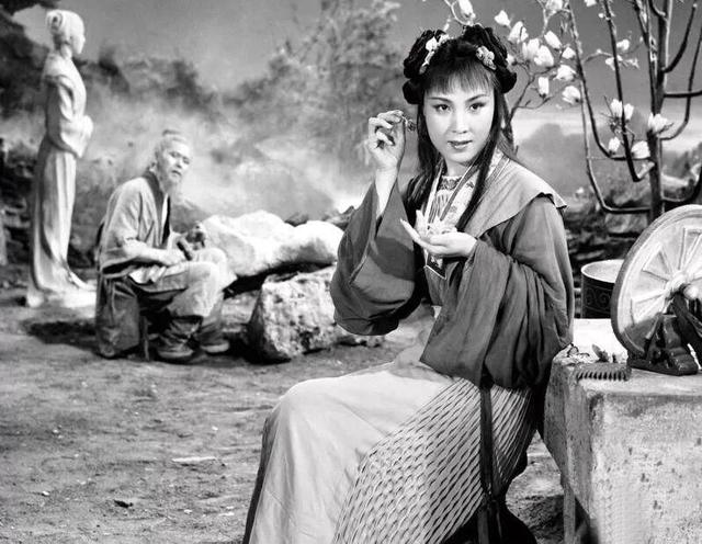 3,李忆兰谢芳,原名谢怀复,1935年11月1日出生于湖北省黄陂县,原籍湖南