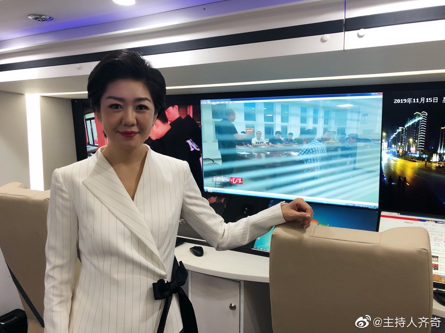 原创央视主持人齐奇直播带娃双胞胎女儿完全不受控制画面过于真实鸡飞