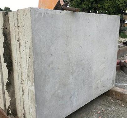 成型时板面超高,拆模后板面多余的混凝土或灰浆形成飞边,毛刺;侧模