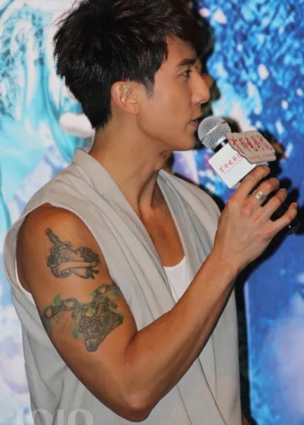 花臂酷爱健身的吴尊吴尊才想用纹身遮住的据说是拍戏时背部受了伤