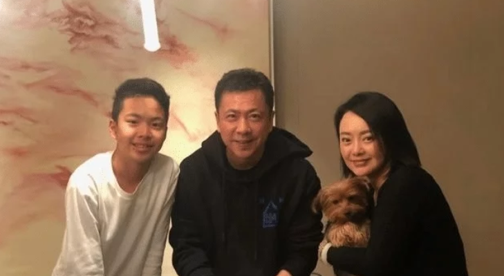 原创华谊千金晒全家福13岁弟弟身高抢镜一家都是高颜值