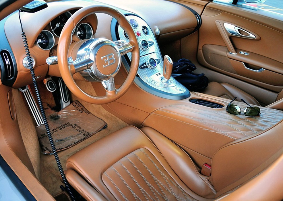 在内饰方面布加迪威龙可以说是极致奢华,这款车的整个内饰部分几乎