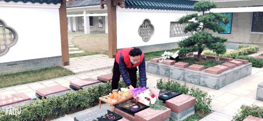 江苏省常州市殡葬管理所殡仪馆联合支部开展代客祭扫党员义工服务