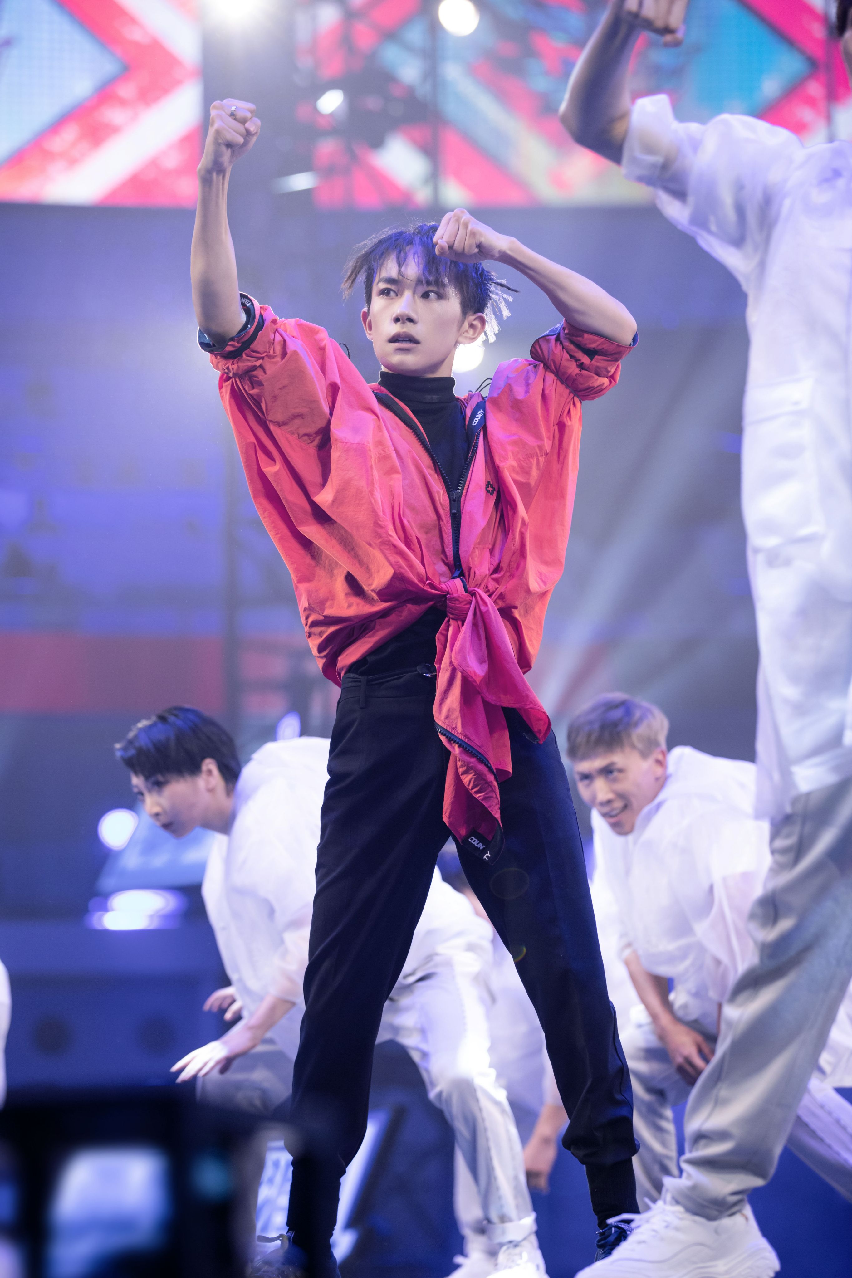 很多人被千玺的舞蹈圈粉,也有不少人是惊艳于千玺的演技,在2019年