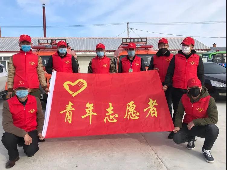 老卡森林资源管护区志愿者宣传队 陈晓红/摄志愿者在对小区出行人员