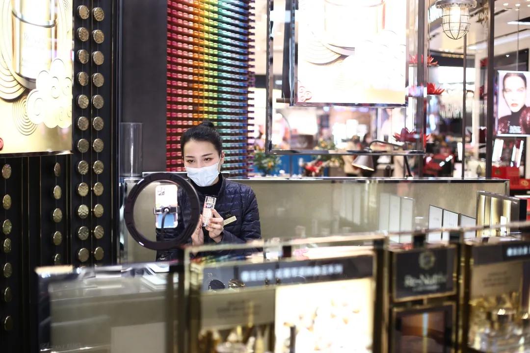 原创10位柜姐直播顶起一家商场谁是下一个李佳琦