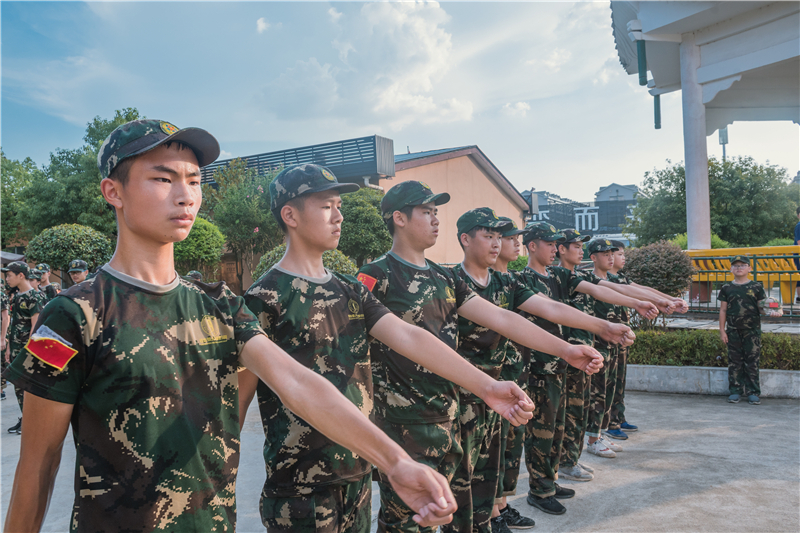 鐵血獵人軍事夏令營的個人展示頁