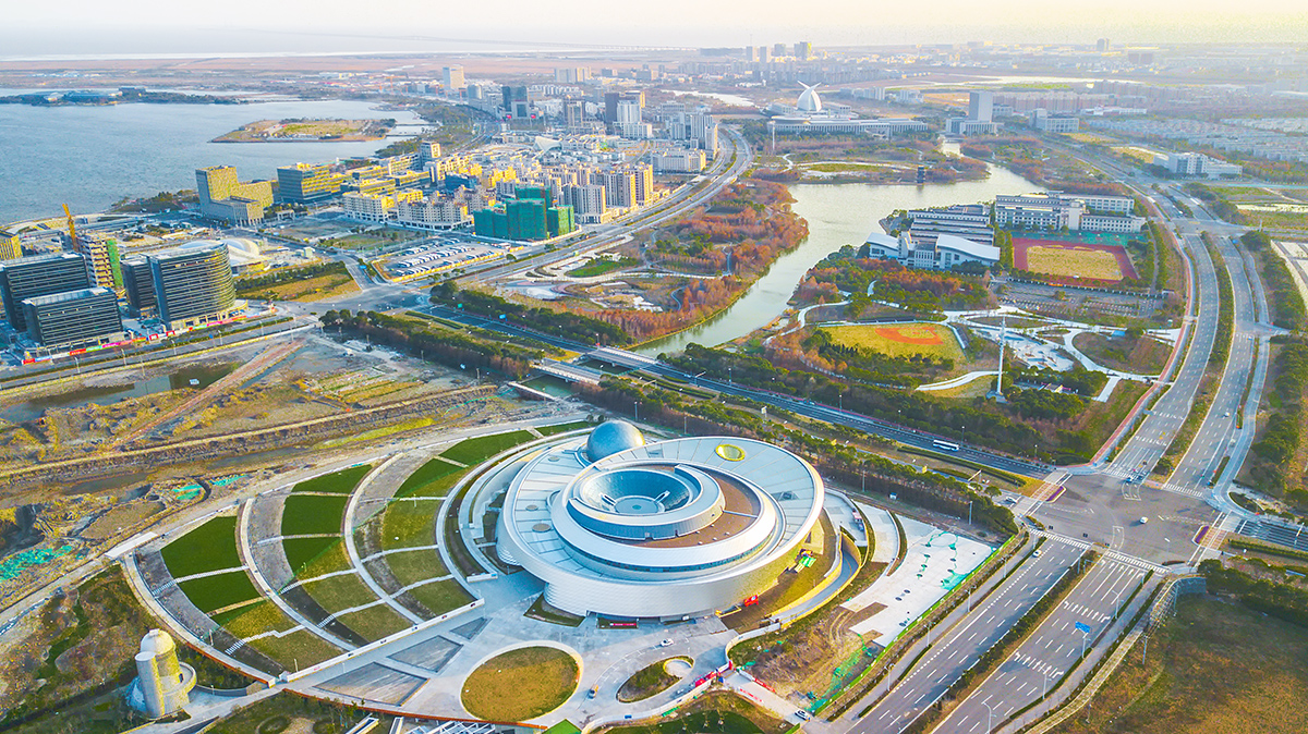 上海临港新区的滴水湖周围,拥有着上海最为密集的科幻建筑群,一座全