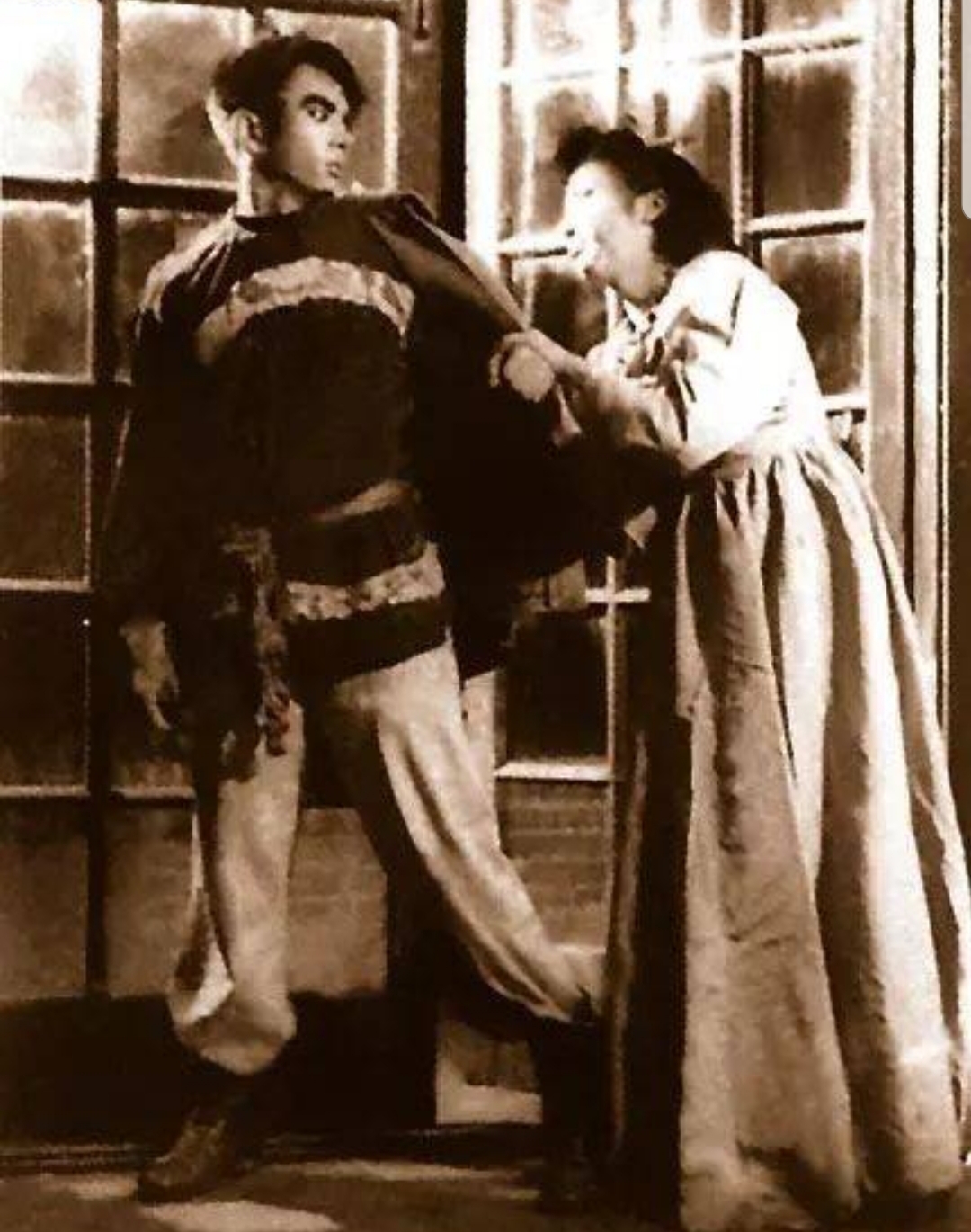 因为加班到深夜,妻子过分不开门,一代影星被逼跳湖自尽