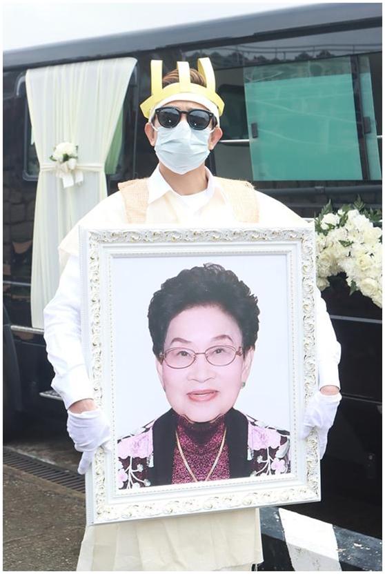 别了,我亲爱的母亲!郭富城发文悼念亡母,字里行间悲痛惹人怜