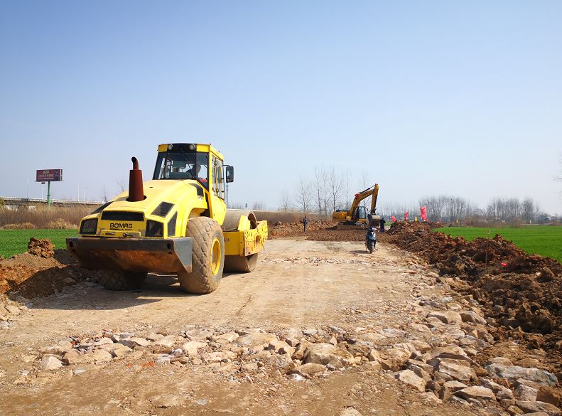 江心乡花溪大道加紧施工_道路