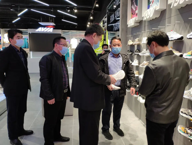 赣州市应急管理局局长邓旺华走访新百伦领跑集团指导落实复工复产安全