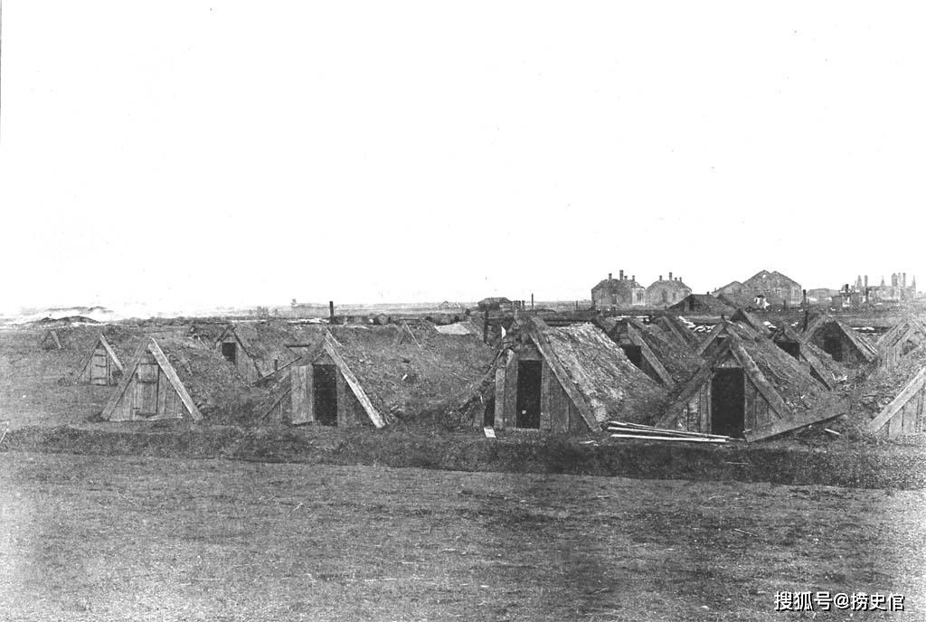 日俄战争时的铁岭,原是俄军先占领的营房被日军炮火摧毁了