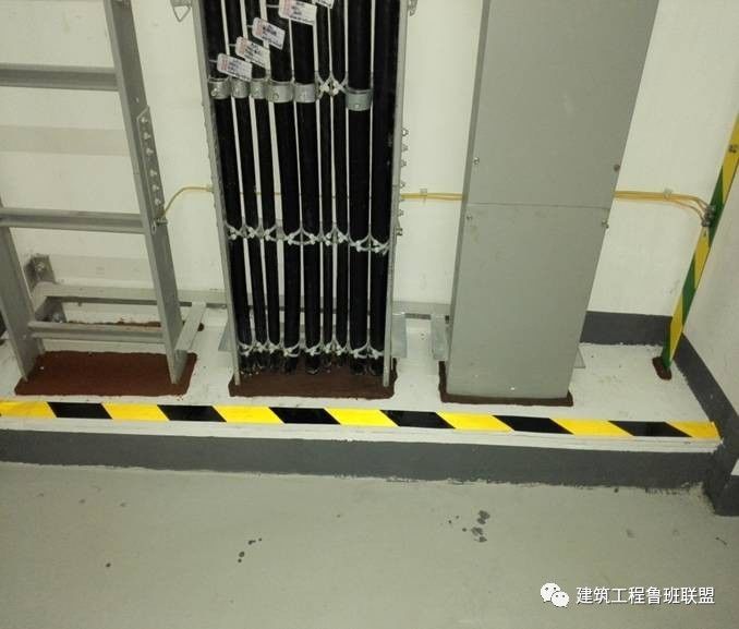 细部做法亮点1,顶棚灯具安装成排成线,布局美观,居中对称.