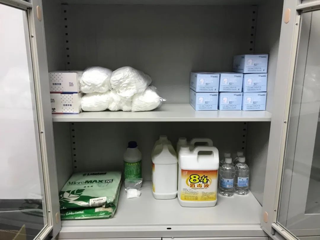 控加强防疫物资管理做好办公场所和车辆消毒分餐配送单独用餐保持环境