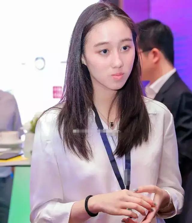 赌王幼女何超欣长残了眼神无光不自信从前的灵气逼人哪去了