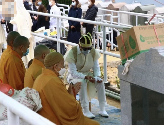 郭富城與哥哥捧著母親的遺照,一同上了靈車,前往將軍澳華人永遠墳場