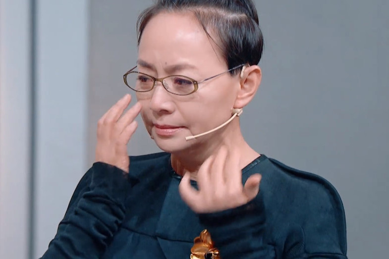 宋丹丹收到惊喜礼物前一秒开心大笑后一秒就哭了