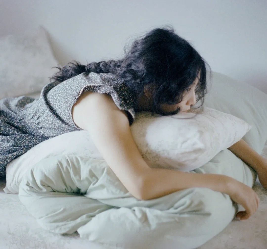 摄影:@yitouhua在拍照的时候优雅懒散的女生很美可爱搞怪的女生也很有